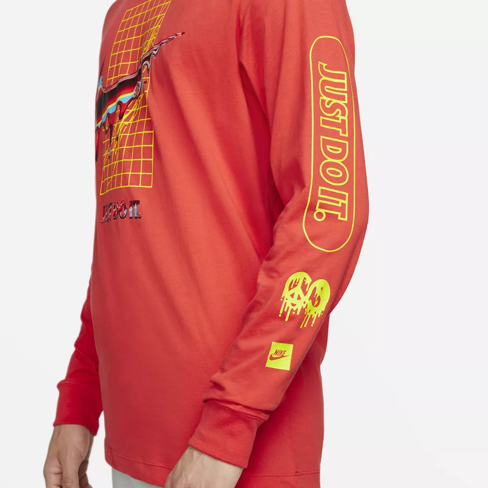 Men's Nike Heatwave Graphic Tee 9 Men's Nike Heatwave Graphic Tee - Image 7